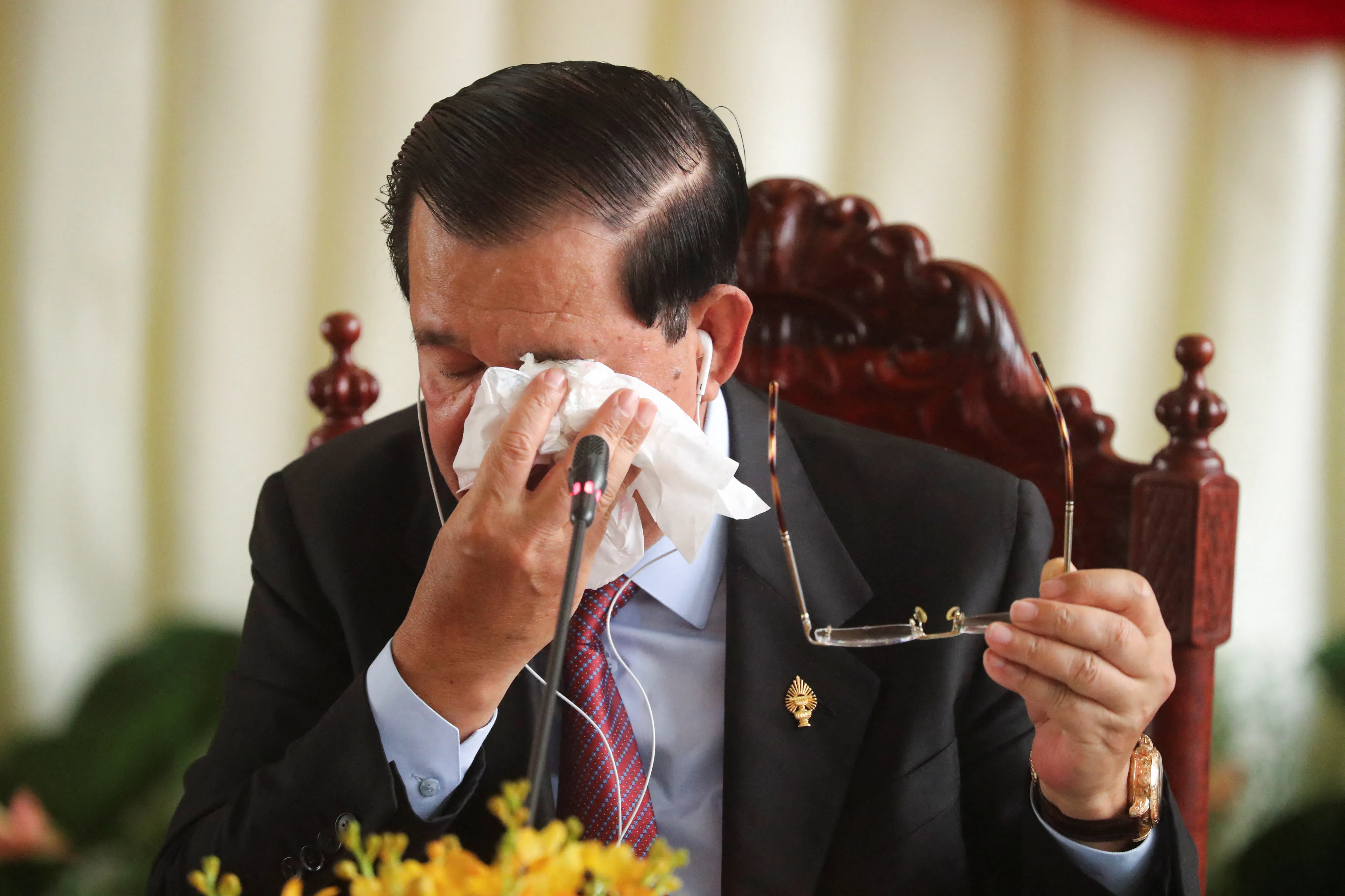 2023年8月22日，柬埔寨国会推选洪森儿子洪马内出任首相，洪森在之后的新闻发布会发表讲话时泪洒当场。（路透社）