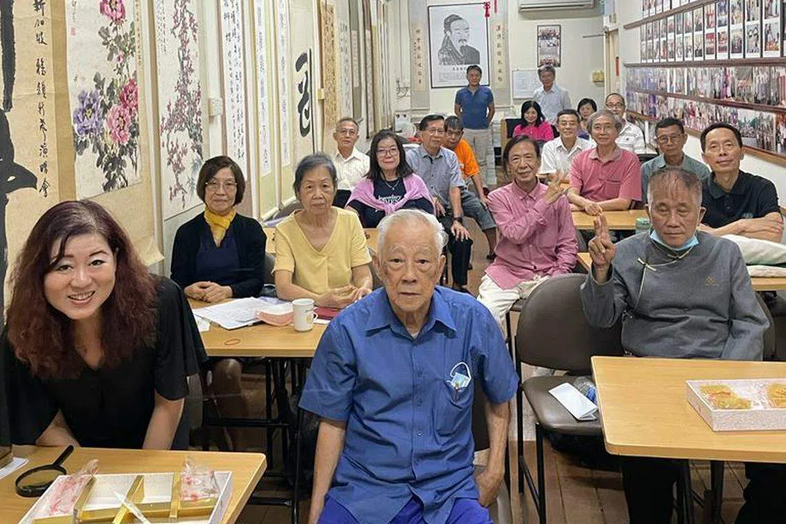 本地诗人槐华（前排中央）2022年在新声诗社举办“槐华诗与歌秘笈班”。（唐翎提供）