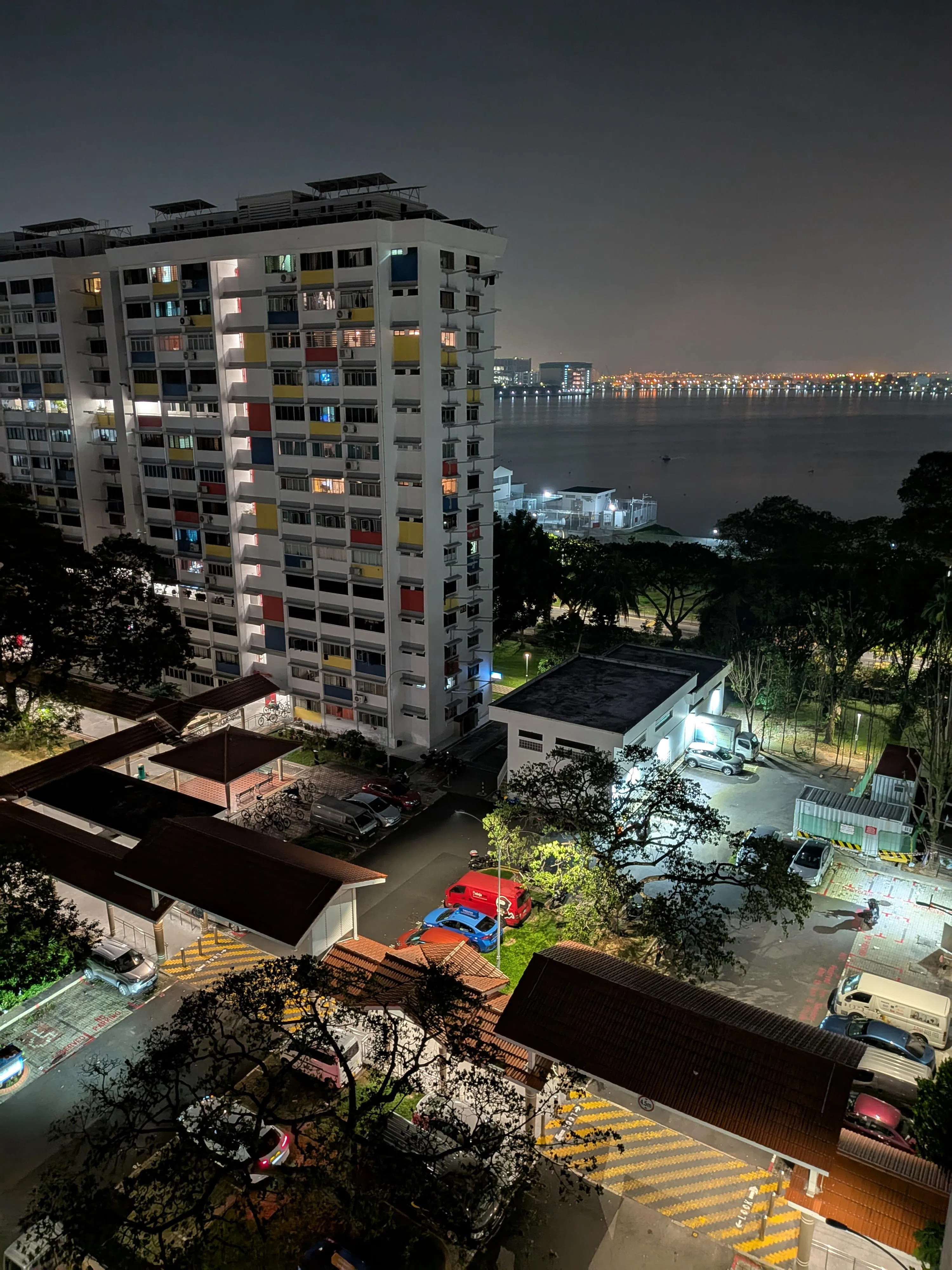 夜拍模式的高光压制力略显不足，但Pixel 9a能主动提升阴暗地方的亮度。（黄少伟摄）