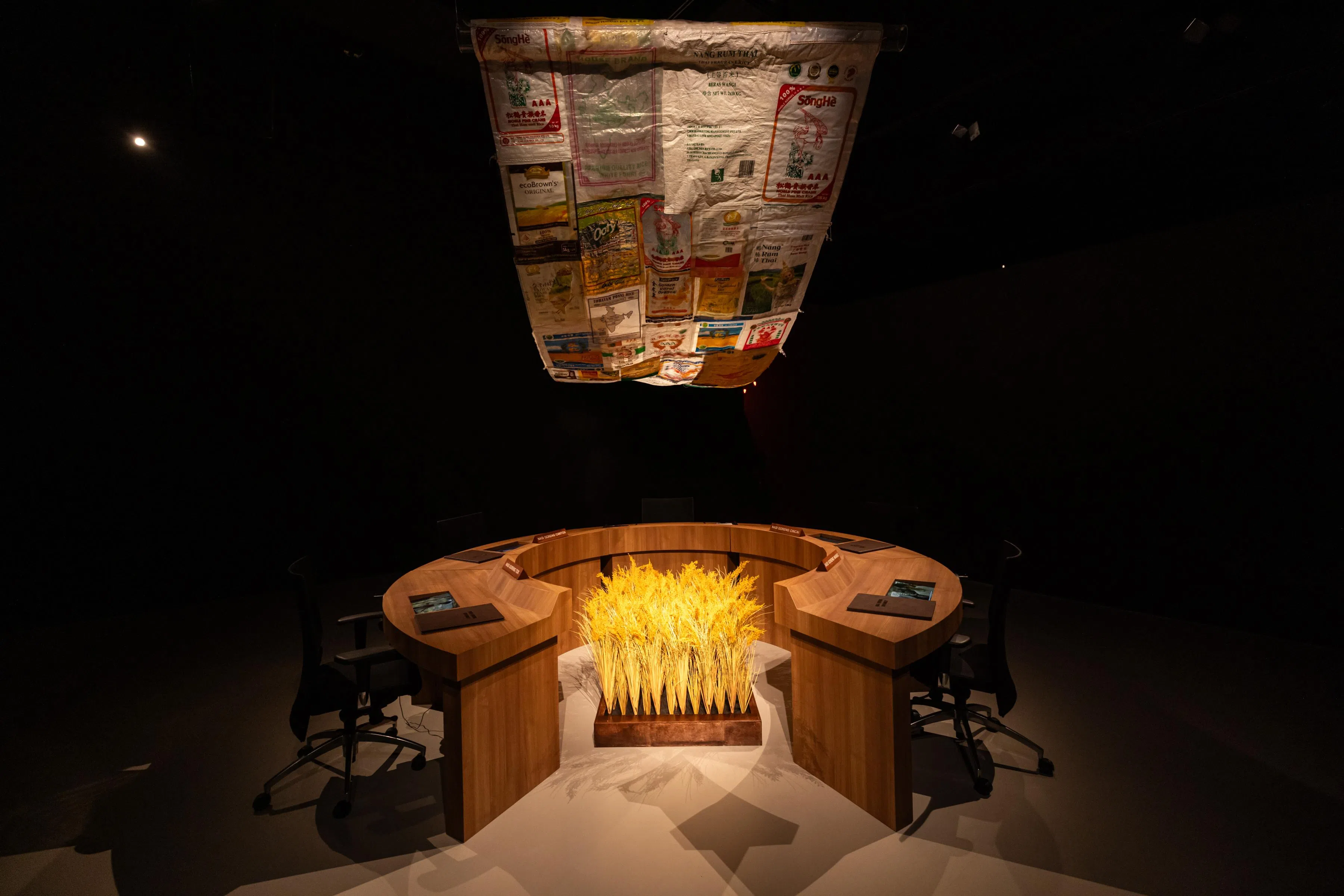 朱浩培装置《炒饭（Nasi Goreng）外交#3》将美食上升到外交层次。（新加坡美术馆提供）