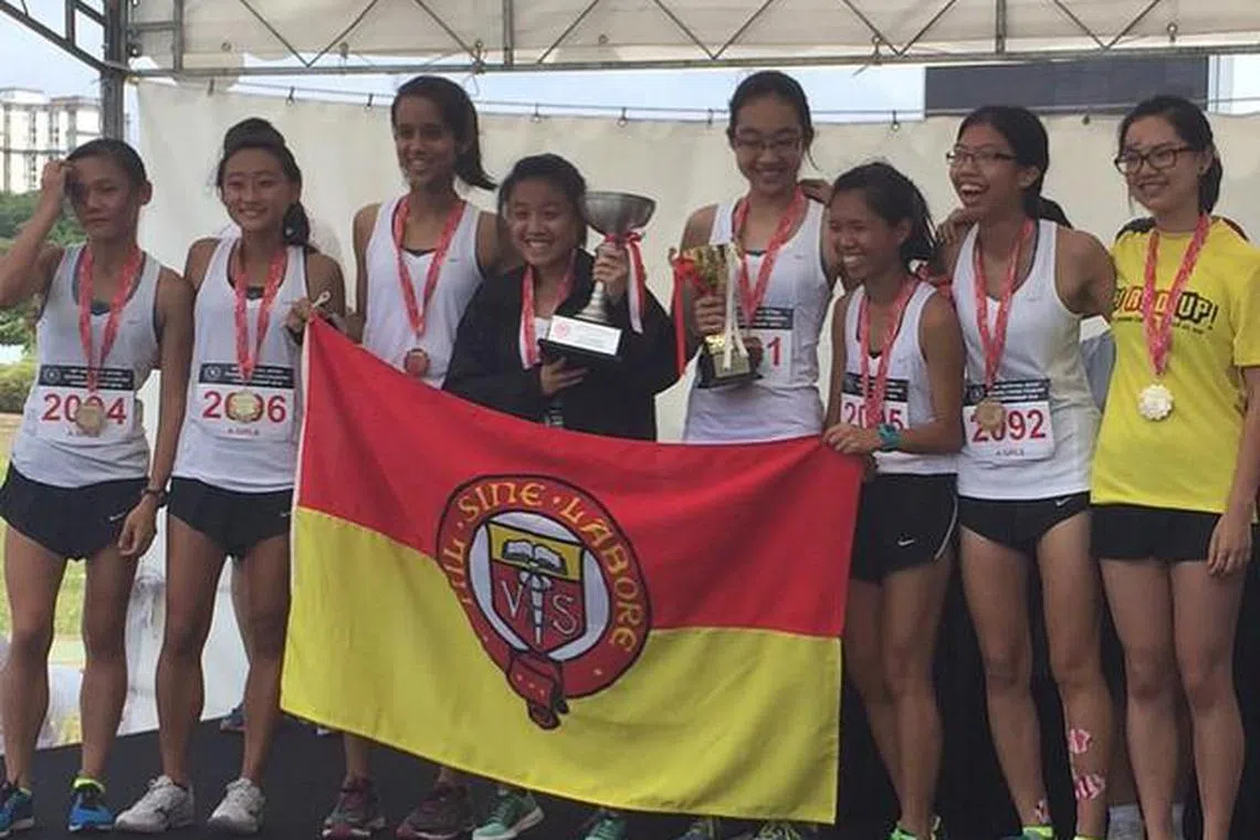 进入维多利亚初院后，李瑛粧（左二）接受了系统的训练，渐渐开始收获一些比赛的冠军。（取自李瑛粧Instagram）