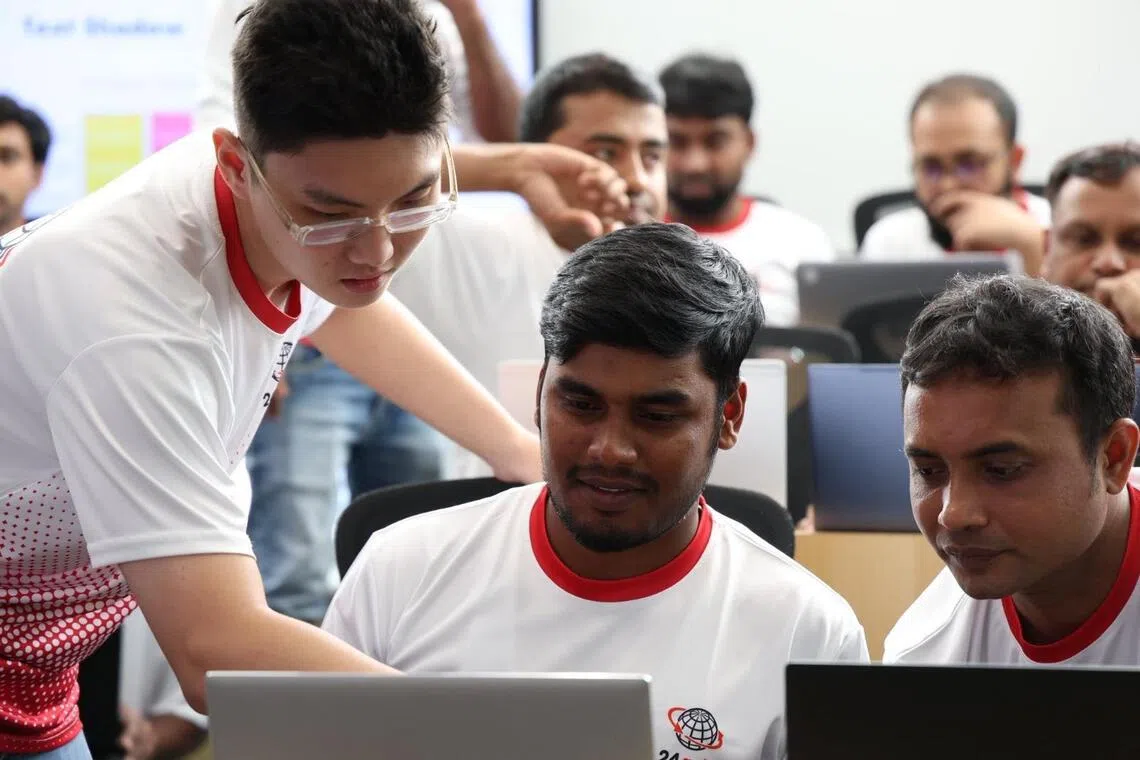 邓凯恒担任客工们的义务老师，教他们如何使用AutoCAD绘图。（邓凯恒提供）