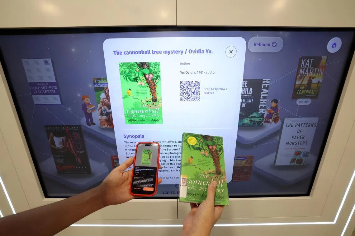 读者只要扫描书籍的二维码，屏幕就会随即展示类似的实体书和电子书，推荐给他们。（邝启聪摄）