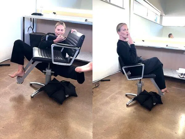 奥斯卡影后Charlize Theron进行“椅子攀岩”挑战。（取自Charlize Theron IG）