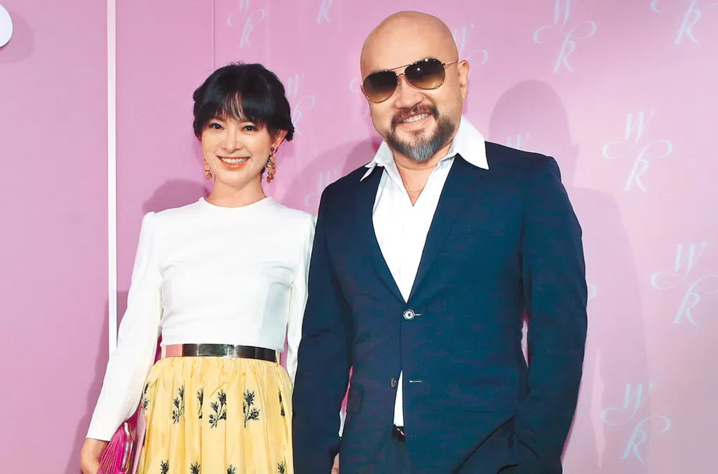 辛龙（右）与刘真感情深厚，妻子过世后辛龙便淡出演艺圈。（互联网）