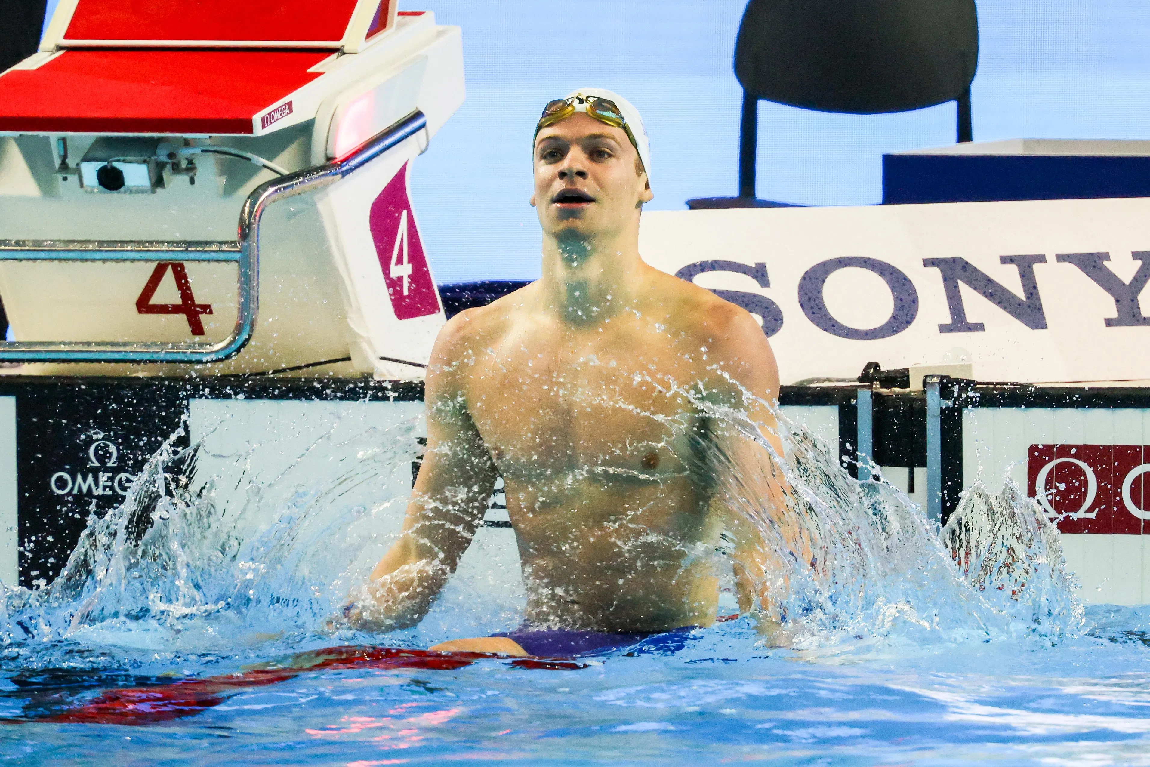 巴黎奥运四金得主、法国泳手马尔尚在男子200米个人混合泳半决赛游出1分52秒69，将14年前的世界纪录提升1.31秒。（陈斌勤摄）