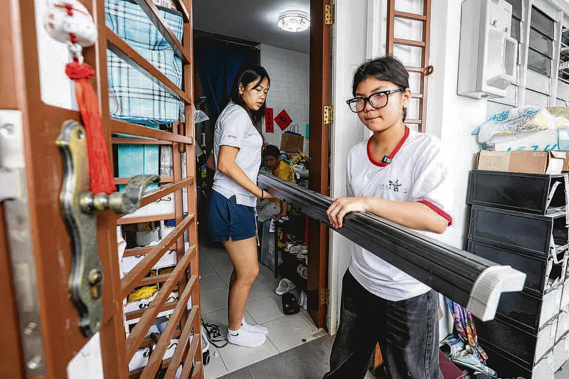 义工的任务包括搬东西和给有需要的人送枕头。