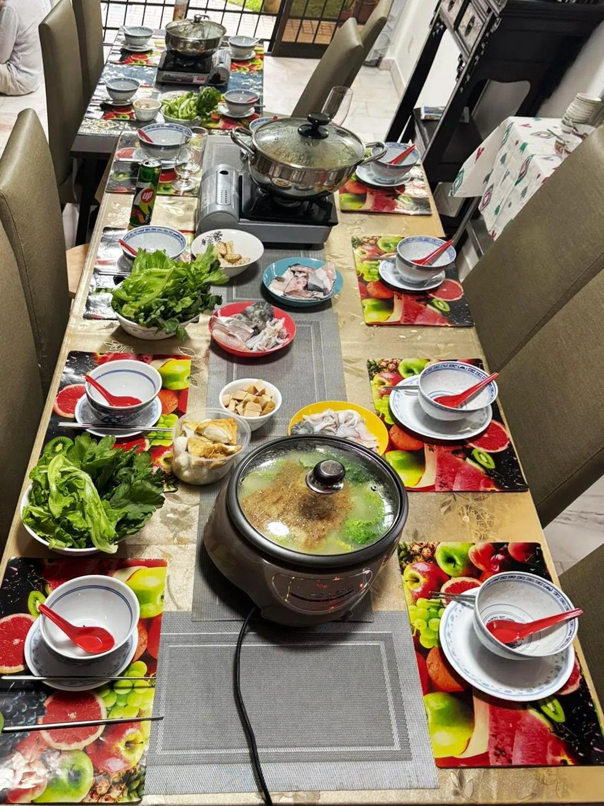 曾福来最期待除夕年夜饭，母亲总会细心准备两口锅，一锅含猪肉，另一锅则是清真菜肴。（受访者提供）