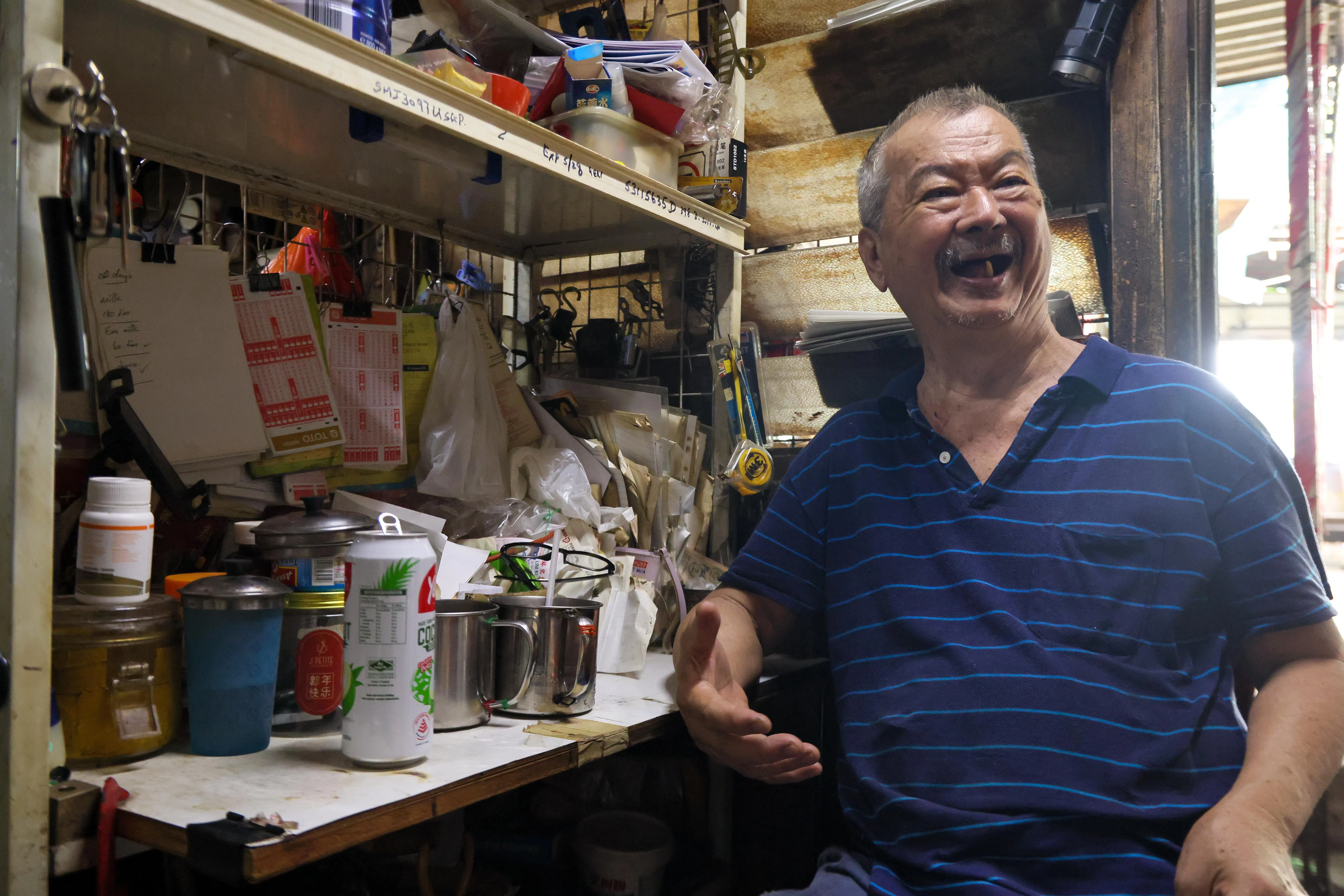 卓怡清年事已高，牙齿所剩无几，食客们因此为他取了“无牙叔”的外号。（张俊杰摄）