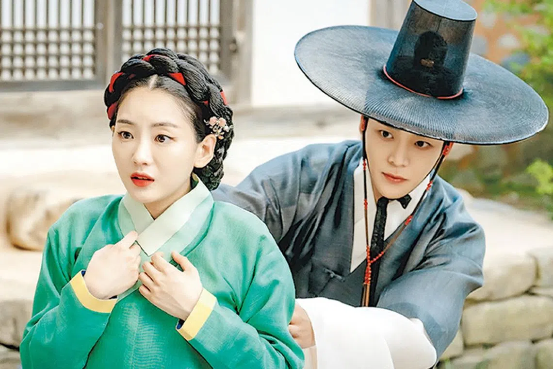 韩国古装喜剧《婚礼大捷》由路云（右）和赵怡贤主演。（互联网）