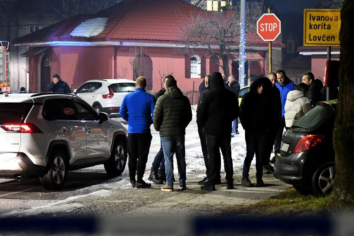 采蒂涅枪击案发生后，警方法医人员和官员到场搜集证据。（法新社）