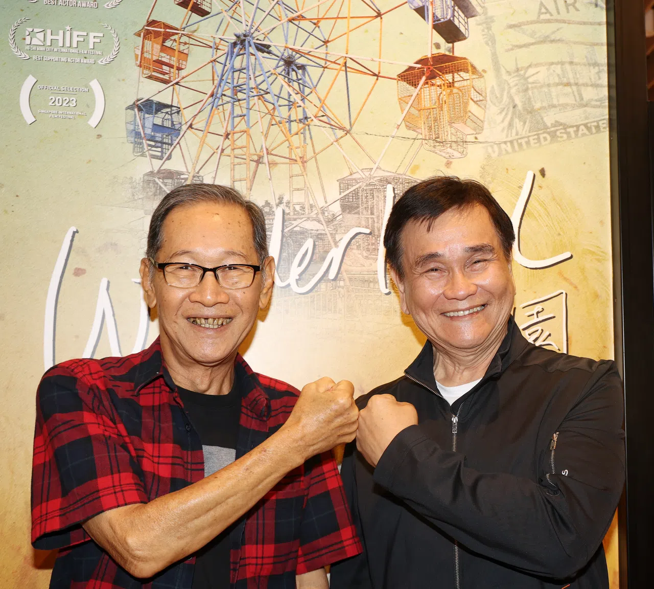本地资深艺人张为（左）和池素宝也在《乐园》中客串演出。（唐家鸿摄）