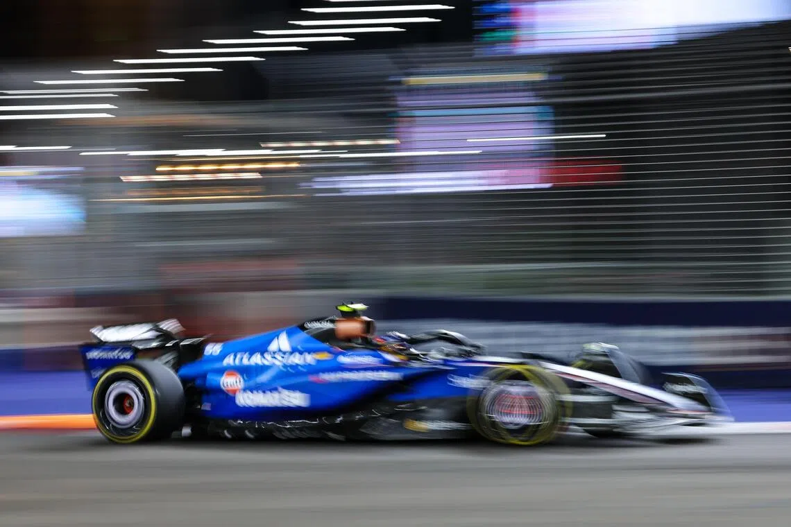 排位赛因尾翼违规而在正赛退至队尾发车的威廉姆斯车手塞恩斯跻身积分区，以第10完赛收获宝贵的一分。（张俊杰摄）