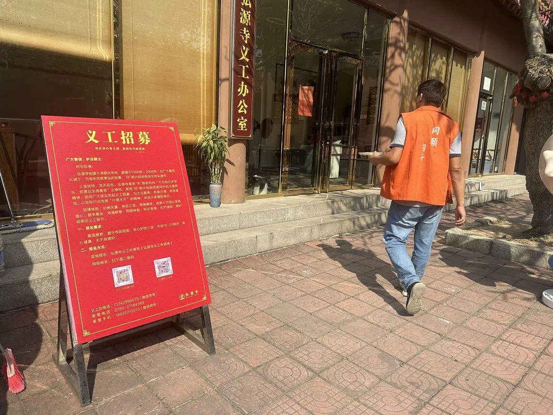 受访义工指出，一些寺庙的义工人数供过于求，要当义工必须提前几周预约。图为深圳弘源寺的义工办公室外的招募告示。（林煇智摄）