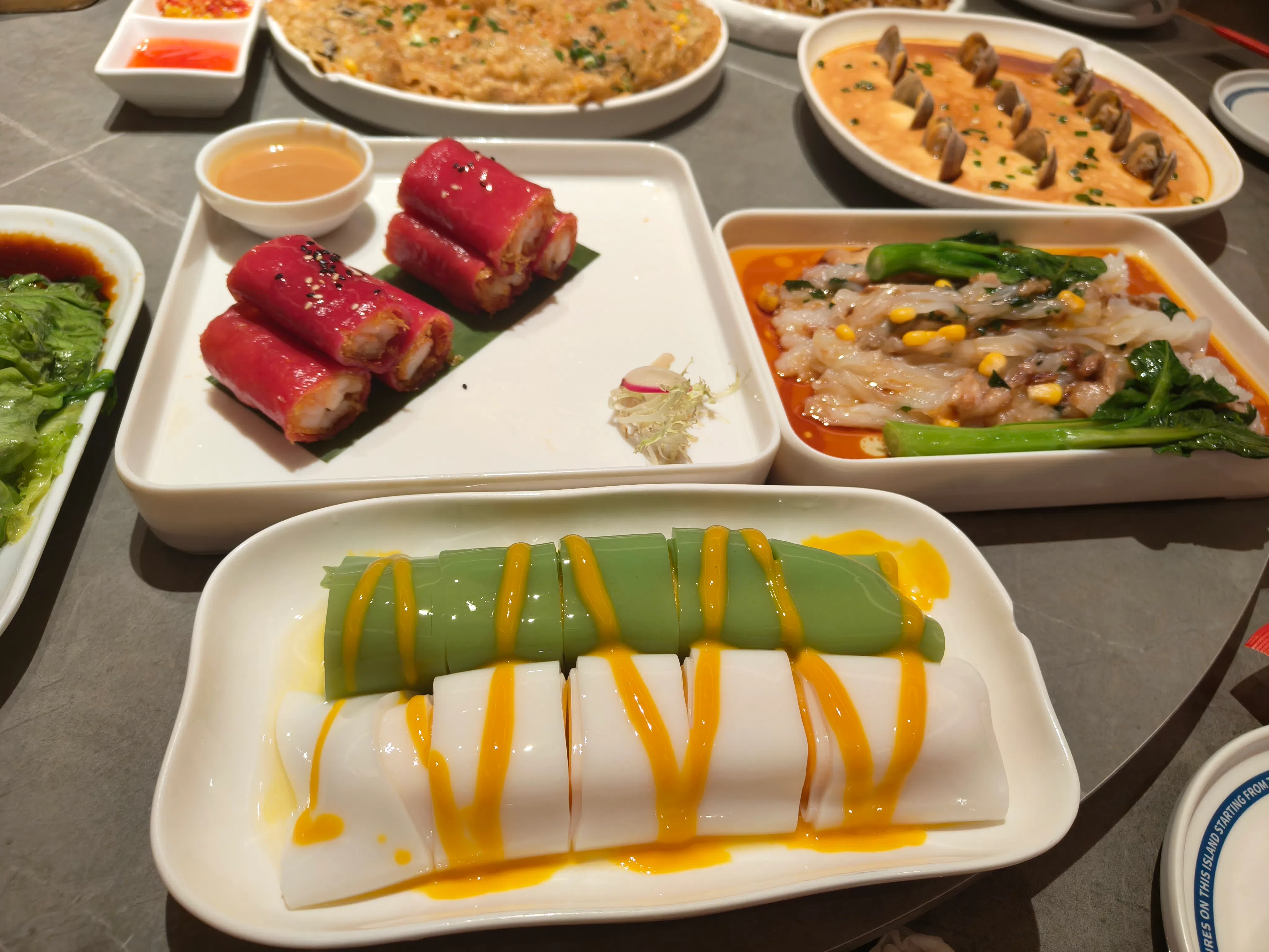 各式点心拼成的海南“老爸茶”。（李雅歌摄）