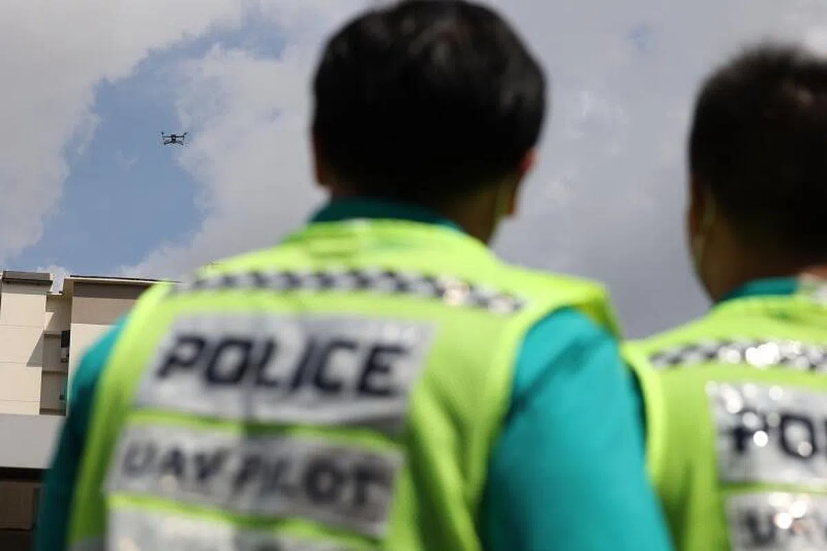 警察部队保安指挥处搜寻专员组的警员使用无人机从高空辅助监控。（李冠卫摄）