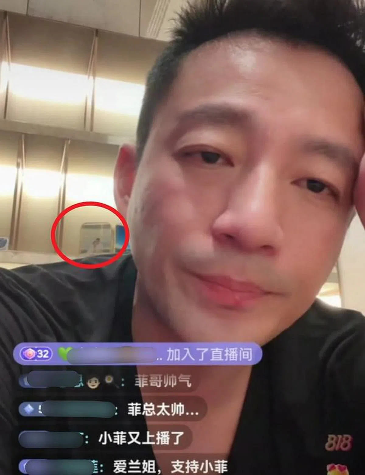 汪小菲背后的照片里，疑似女人的身影，到底是大S还是张颖颖？（视频截图）