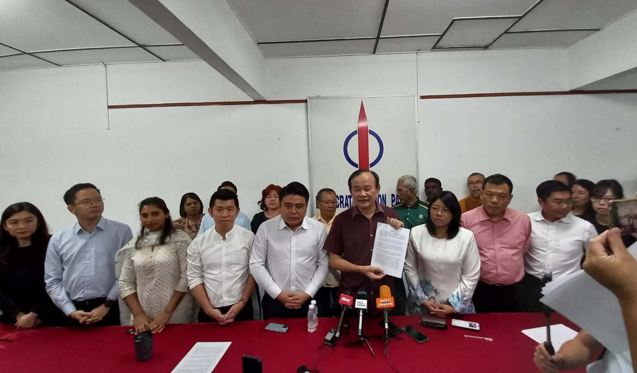 倪可汉（前排左六）1月10日在霹雳州爱大华民行党服务中心召开记者会，向媒体展示报案记录。（取自倪可汉脸书）