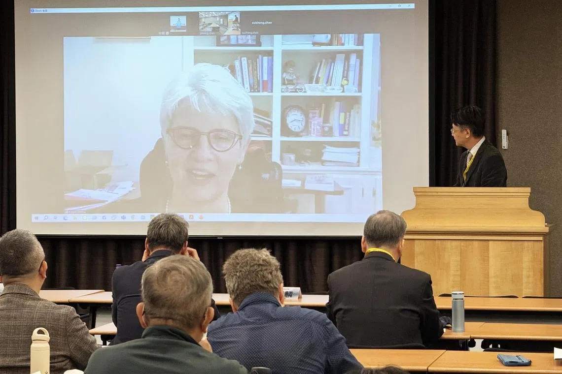 美国戴维森学院东亚政治学教授任雪丽（屏幕视频者）星期五（11月17日）指出，美中元首会晤即使不能保证降低台海紧张局势，至少比美中关系持续恶化、台海局势继续升温来得更加乐观。（缪宗翰摄）