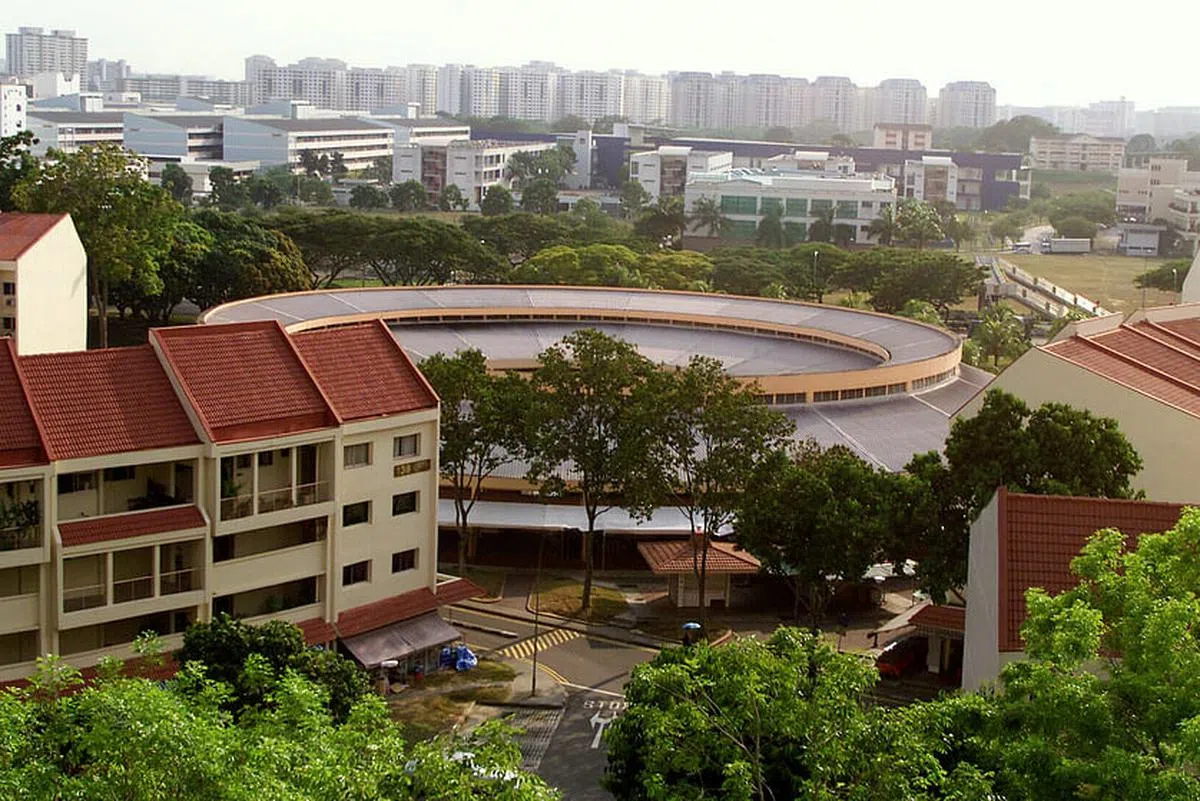 淡滨尼11街第137座的“圆巴刹”，是国人熟悉的特色小贩中心之一。（档案照）