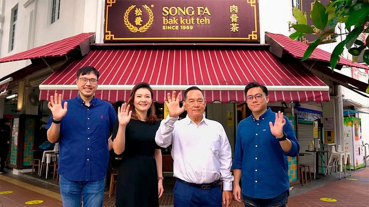 松发肉骨茶凝结两代人的心血（左起杨智咏、杨燕宜、杨应松和杨学鹏）。（图／受访者提供）