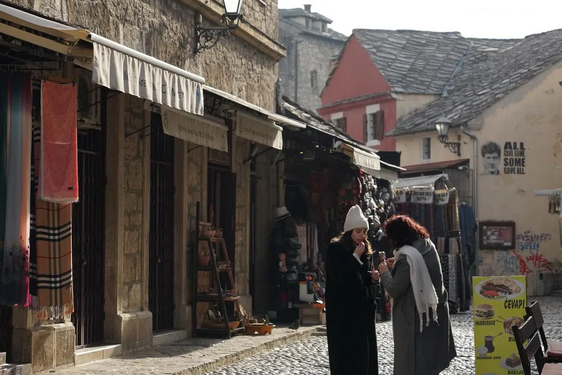 老城区的横街小巷布满鹅卵石，充满古欧洲风情。（林典民摄）