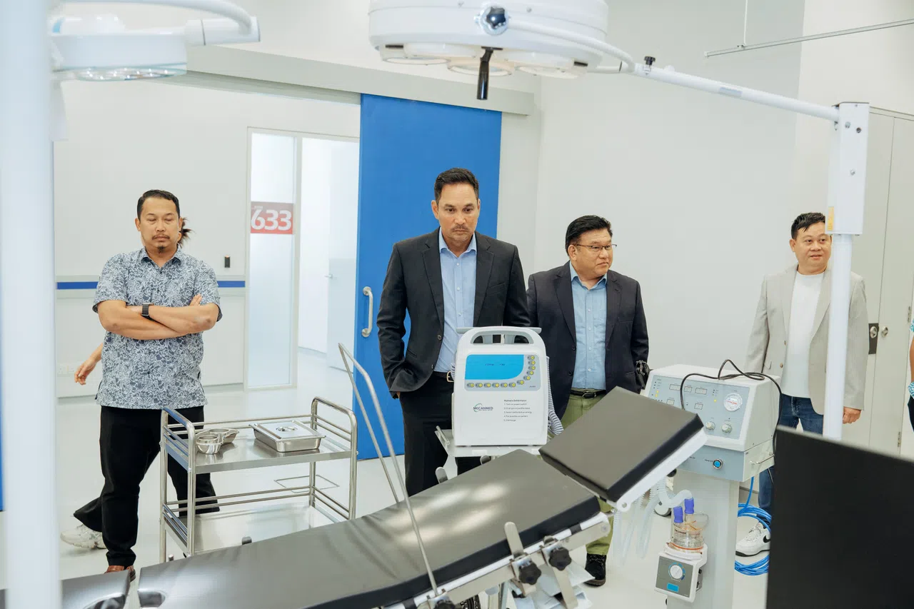 拉昔卡林（左一）和拿督汉斯依萨克（左二）参观片场的医院手术室。（Clover Films提供）