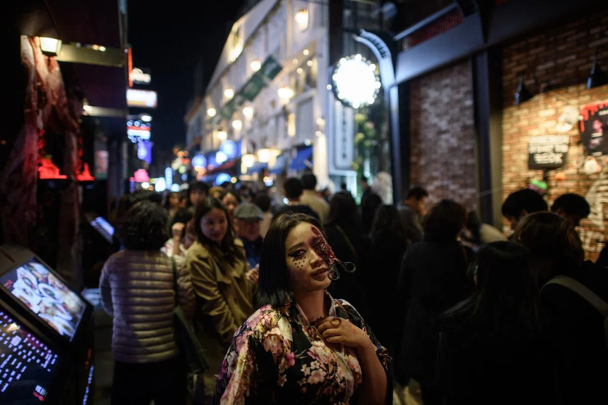 2018年10月，在梨泰院商圈参加万圣节派对的民众。（法新社）
