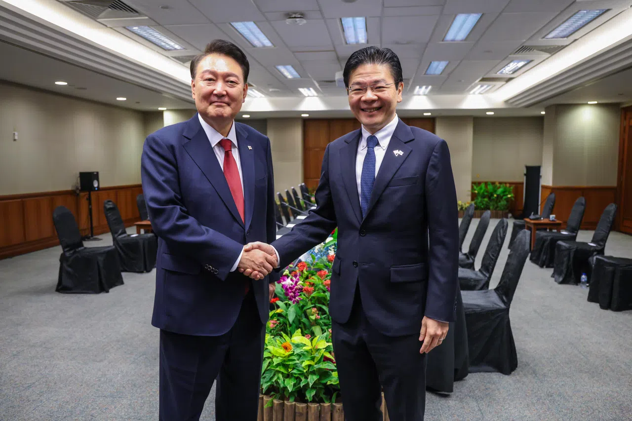 黄循财总理（右）星期二（10月8日）与来访的韩国总统尹锡悦（左），在国会大厦举行联合记者会。（白艳琳摄）