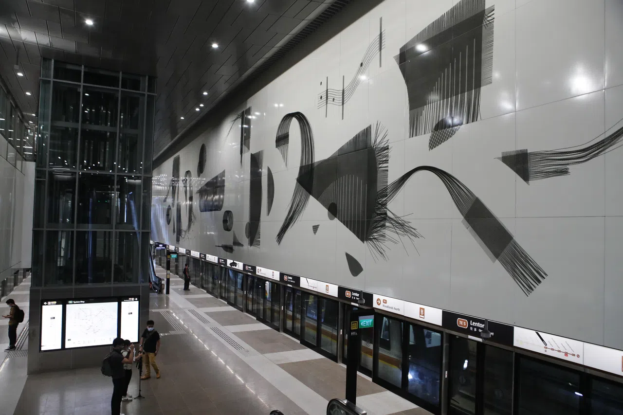 本地艺术家参与陆路交通管理局的“艺术之旅”计划（Art in Transit），画家陈国良的作品贯穿伦多站，从一端延伸至另一端。（档案图）