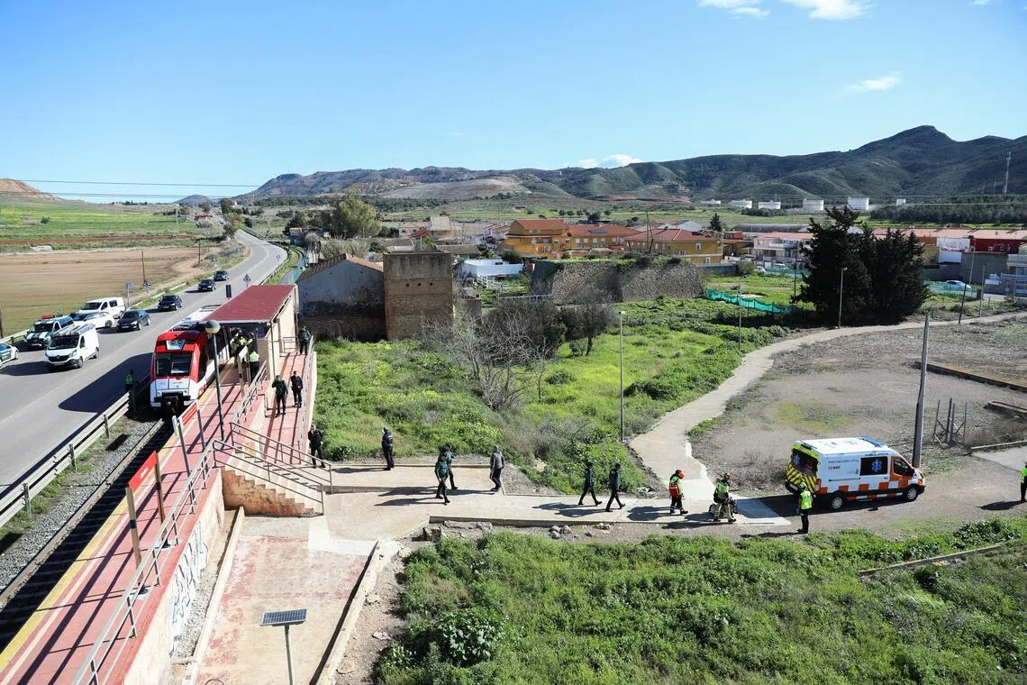 一周内第四起铁路事故 西班牙火车撞上起重机