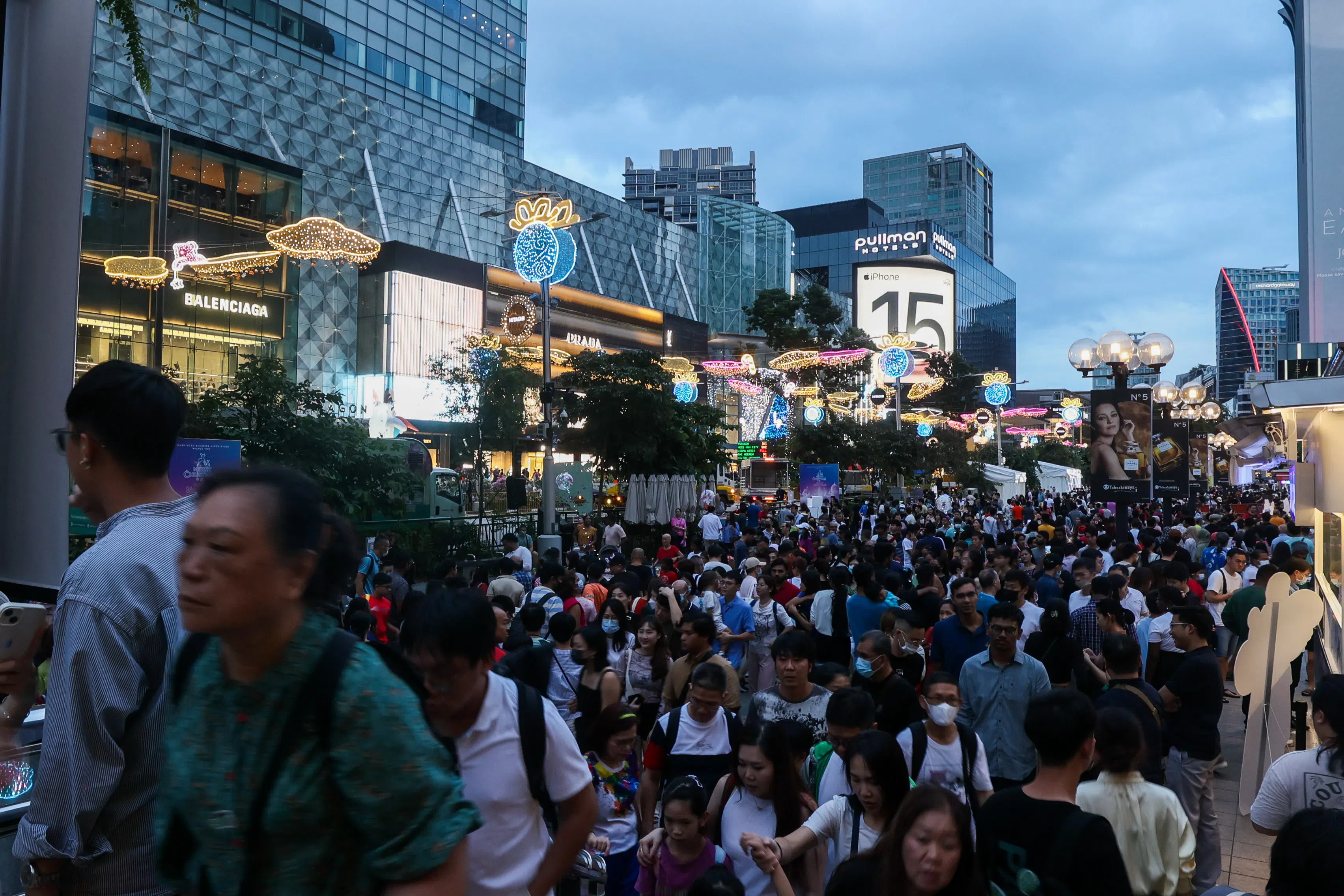 乌节路圣诞灯饰点亮，随着夜幕降临，处处洋溢着节日的喜悦气氛。（卓祾祎摄）