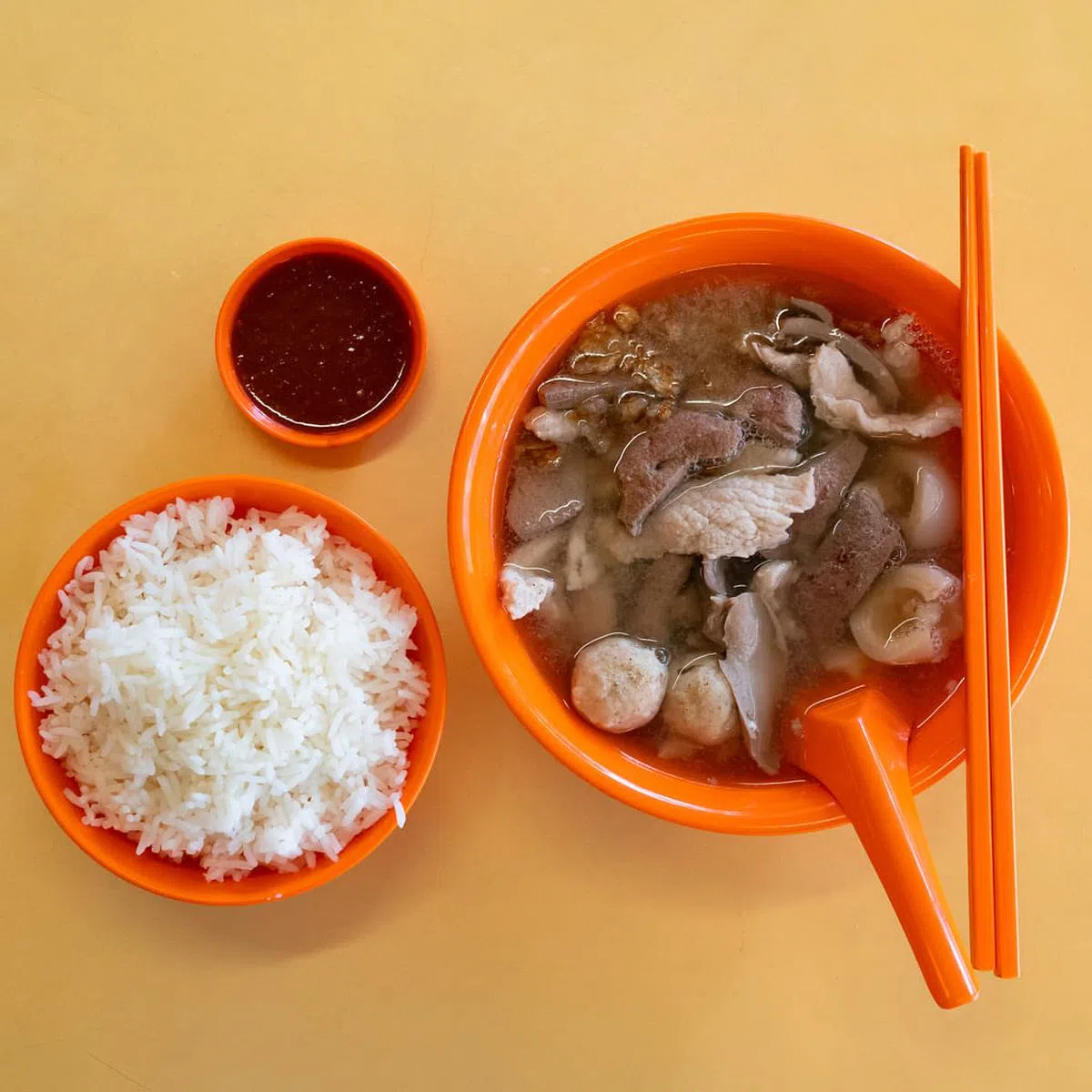 惹兰固哥熟食中心的日饕福潮州猪杂汤。