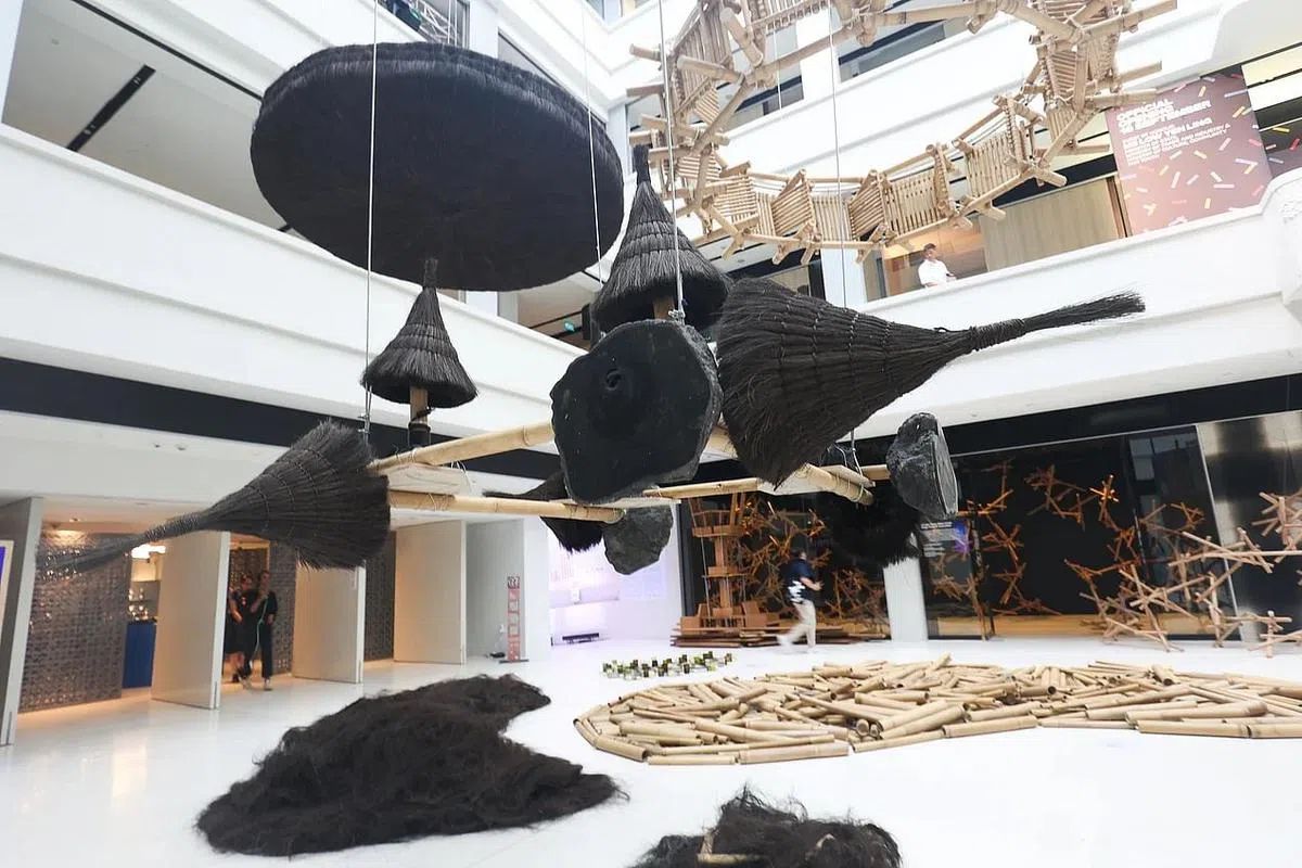 OMA将峇厘岛上用来制作扫帚的棕榈树纤维制成漂亮的遮阳棚，英国设计师Max Lamb则用同样的素材制成小灯罩。（蔡家增摄）