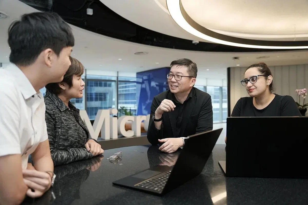 许振强（右二）常鼓励同事跟工作暂时脱离。（谢智扬摄）