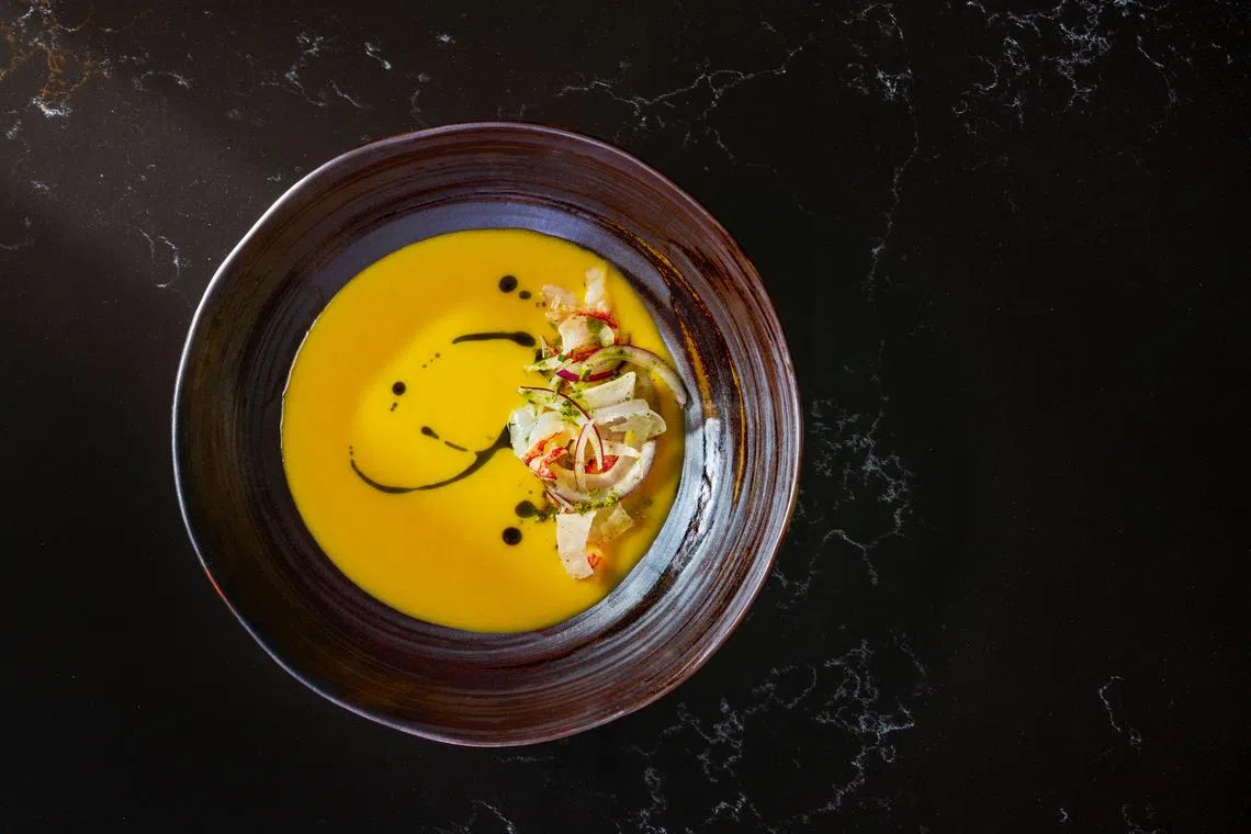 柴烧龙虾金瓜汤，有鲜甜龙虾肉加分。（餐馆提供）