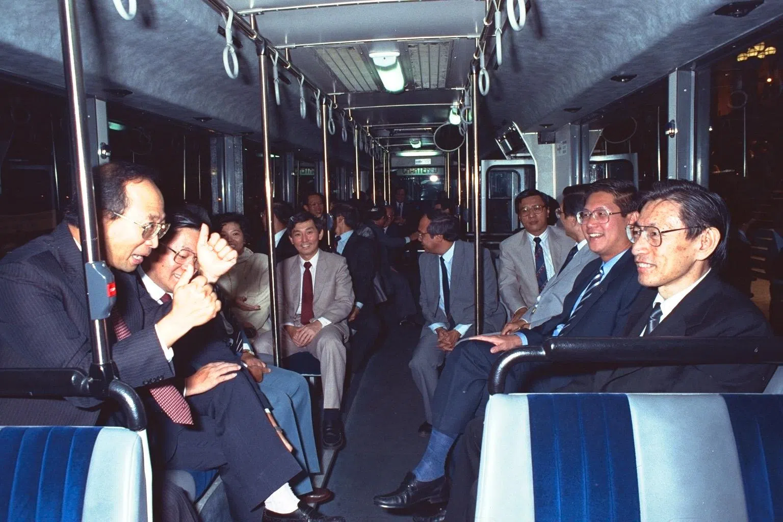 出席第二任总理吴作栋宣誓就职仪式的嘉宾，在仪式后乘坐安排好的公共巴士前往威信史丹福酒店，参加庆祝晚会。（档案照片）