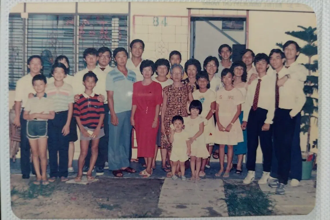 1987年5月，庄汶翔（右三）与理工学院校园团契的同学远赴北马关丹的华人新村，探访当地村民，了解他们的生活所需。（受访者提供）