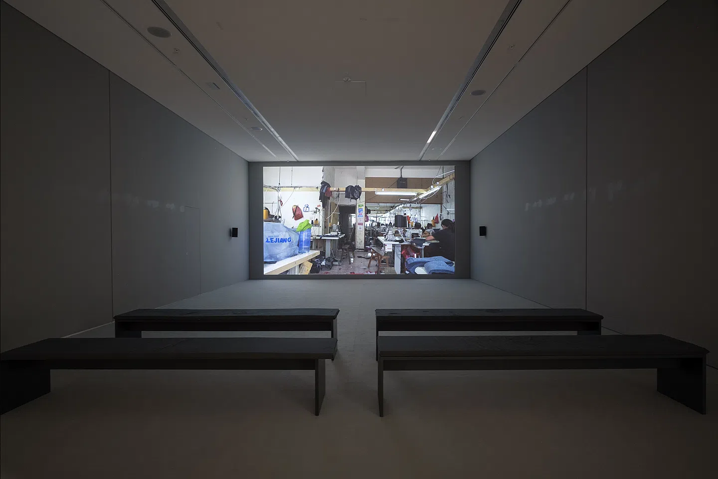 《15小时》在希腊国家美术馆（National Museum of Contemporary Art Αthens ）被作为装置艺术，放映了15小时。（Mathias Völzke摄影，取自documenta14网站）