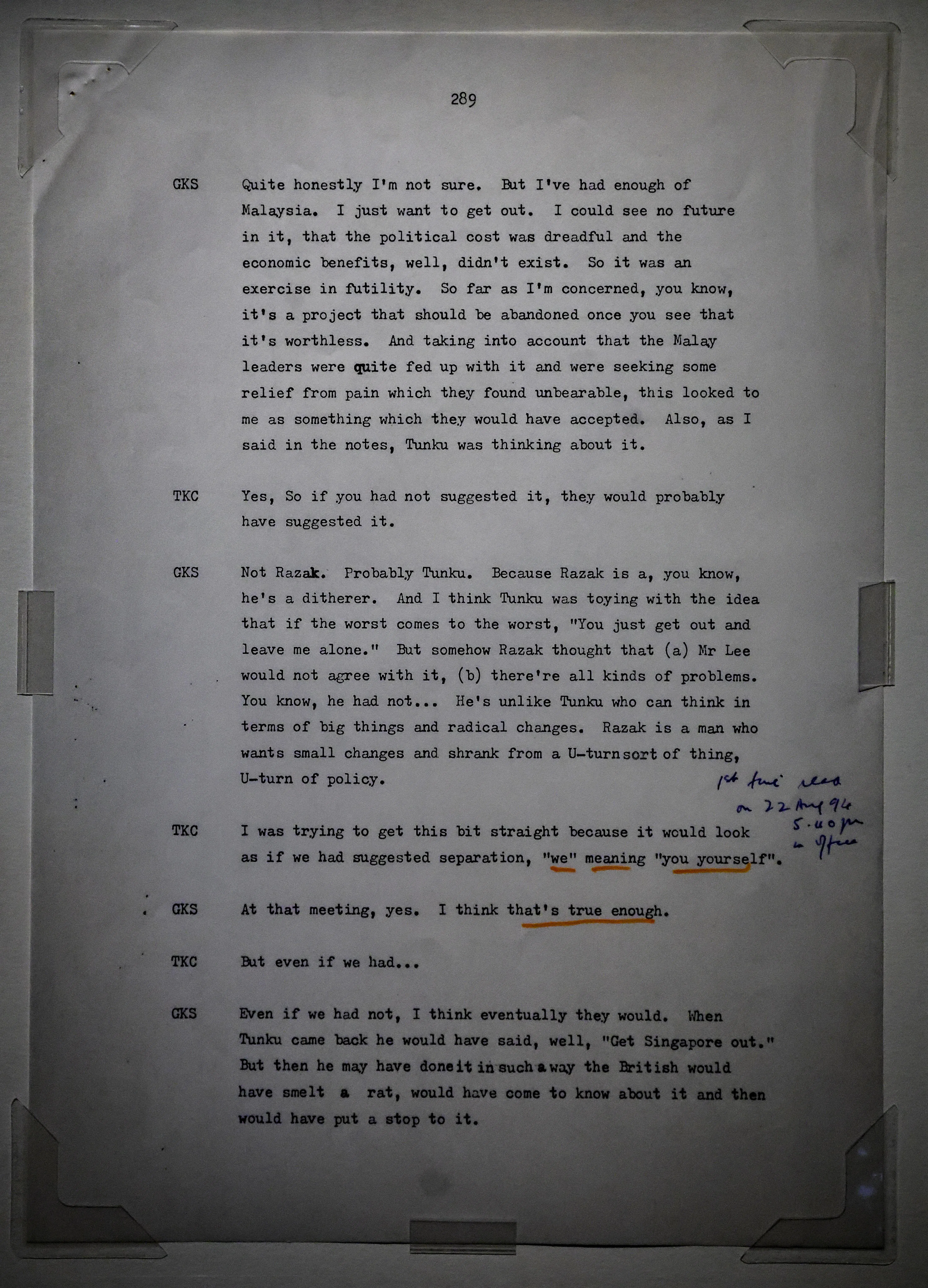 图为李光耀在吴庆瑞口述访问逐字稿上留下的亲笔眉批。（陈渊庄摄）