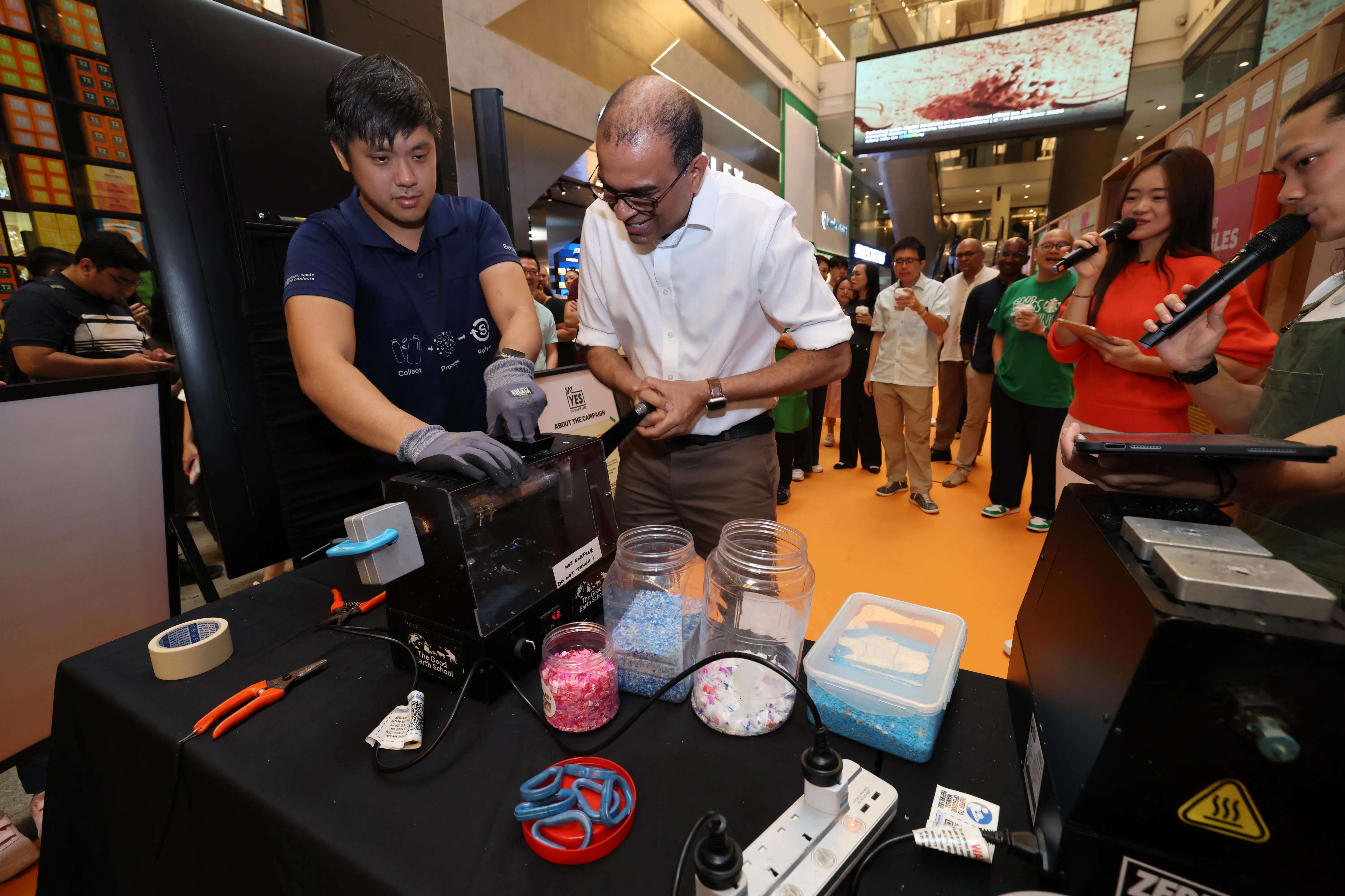 永续发展与环境部兼教育部高级政务部长普杰立医生（左二），星期六与公众在313@somerset购物中心制作塑料再循环锁扣。（梁麒麟摄）