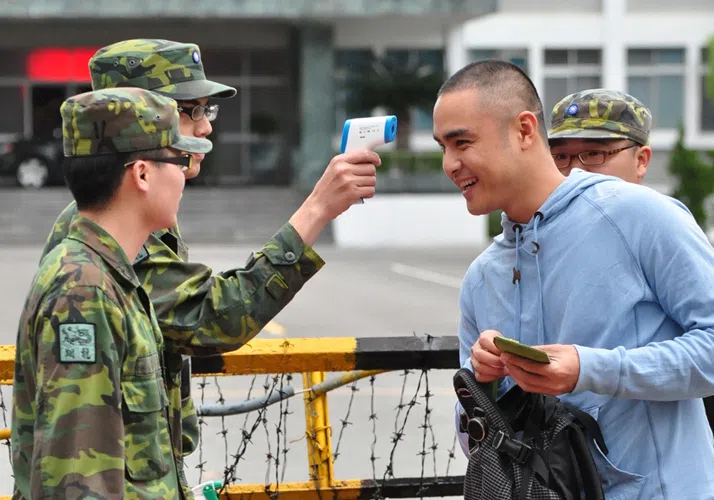 明道（右）2012年入伍，自愿加入俗称“魔鬼训练营”的陆军仪队。（互联网）