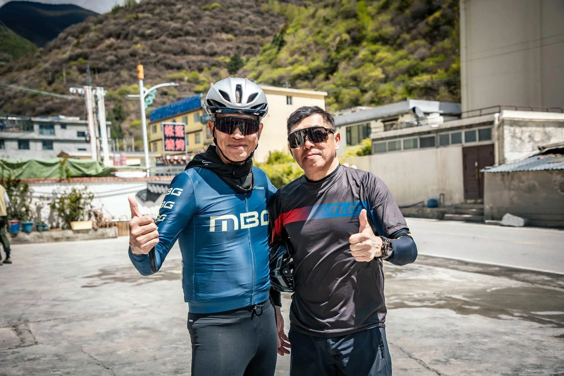与沈兆麒（左）一起参加四川骑行之旅的，有海外骑车经验丰富的张俊弘。（受访者提供）