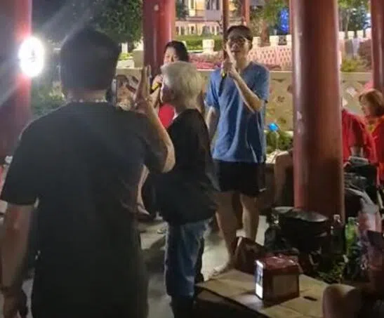 陈正自4月起，每个月一次会到牛车水天桥花园和大哥大姐们一同歌唱。（受访者提供）