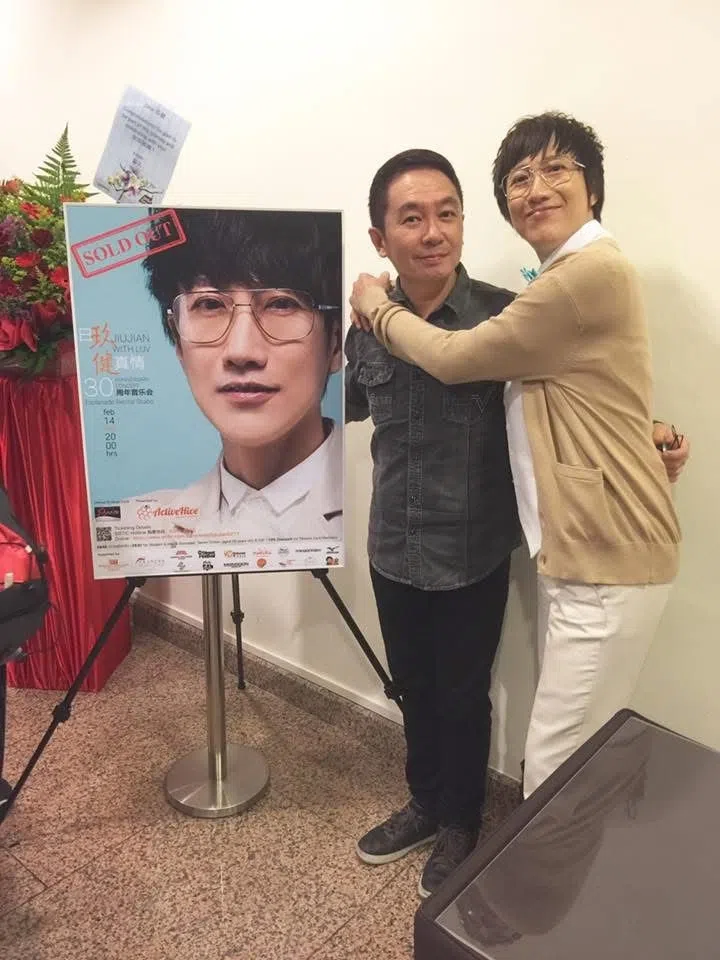 小莫（左）和新加坡歌手玖健合作超过30年。（受访者提供）