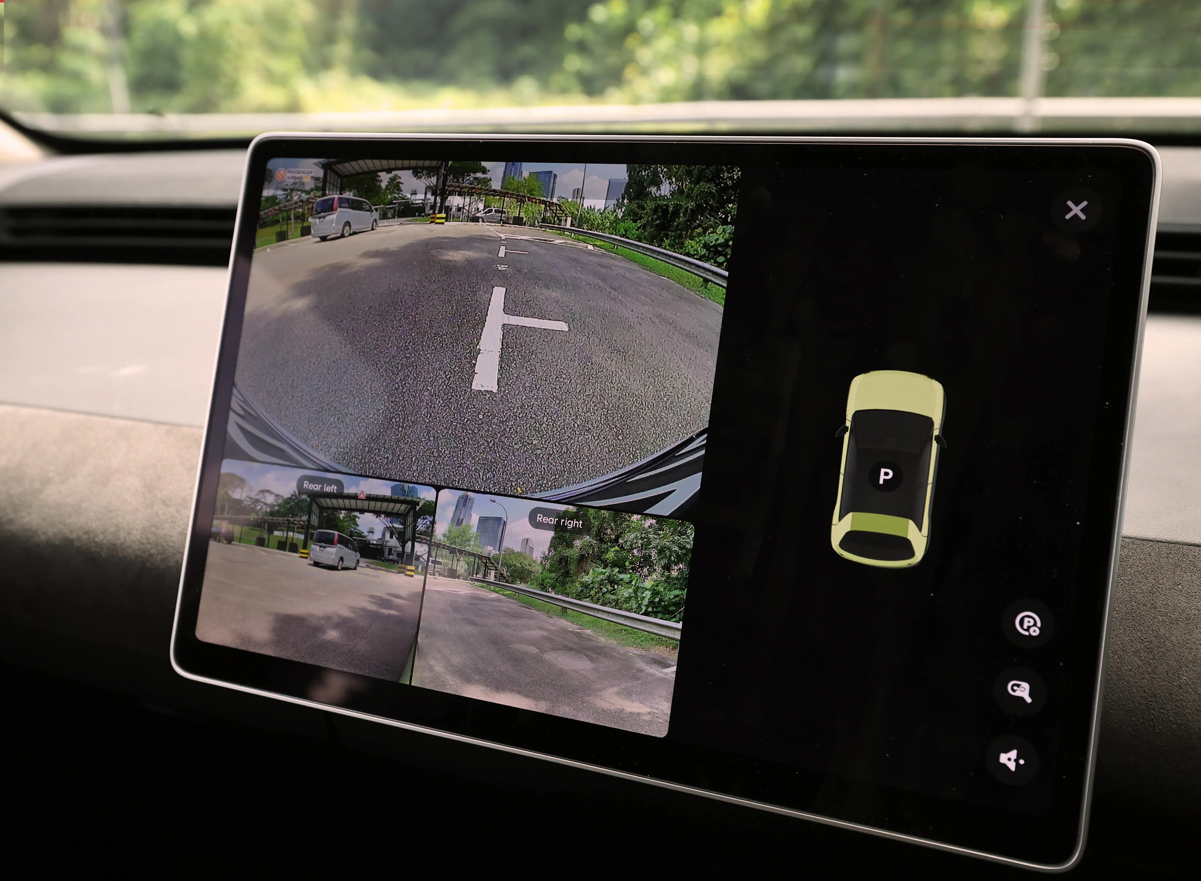 车子配备盲点监测功能，换车道时屏幕会显示左右两侧盲点。（周国威摄）