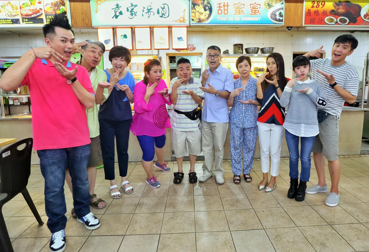 陈建彬（中）和方威捷（右一）曾参与本地方言剧《吃饱没？2》拍摄。（档案照片）