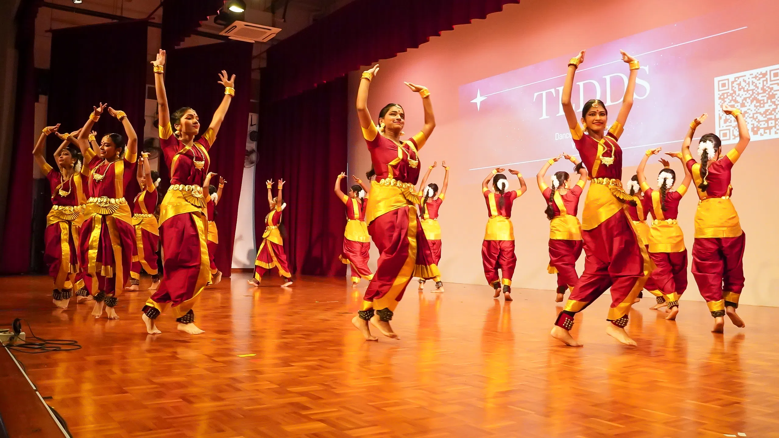 印度舞者身穿艳丽传统服饰，随古典旋律轻盈起舞。（安德逊实龙岗初院提供）