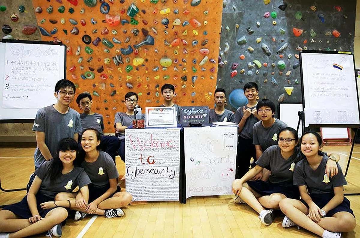 2017年陈勇豪（左五）通过职业督导计划导师彭鸿铭（左上）的分享获得了充实的职业体验。（图/TAC提供）