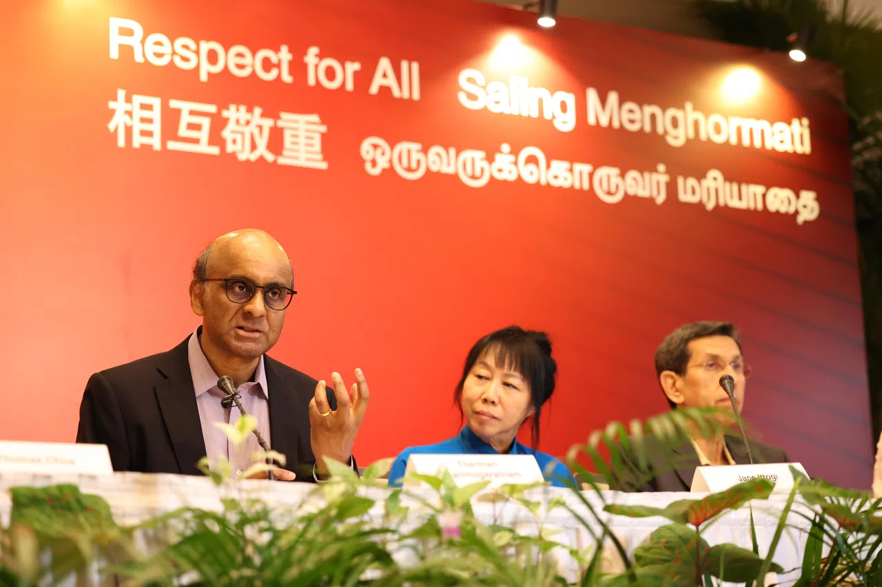 前国务资政尚达曼（左一）7月26日下午在夫人珍一藤木（左二）的陪同下召开记者会，公布竞选口号，并介绍他的助选团成员。（何家俊摄）